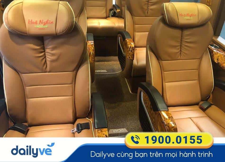 Thiết xe sang trọng dòng xe ghế Limousine 9 chỗ của nhà xe Huệ Nghĩa