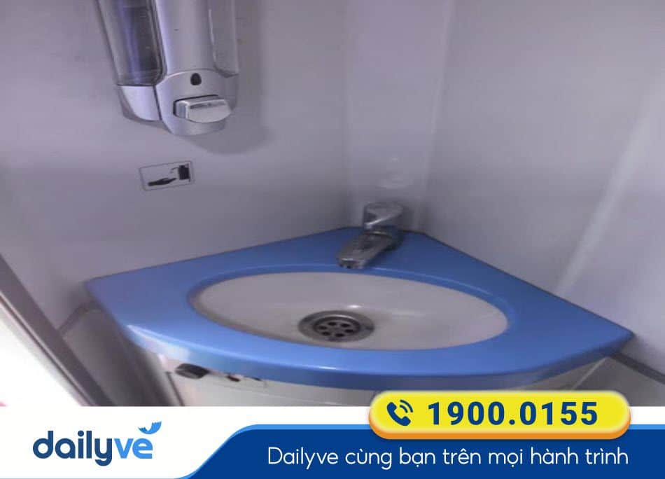 Một số dòng xe giường nằm có bố trí bồn rửa tay trên xe