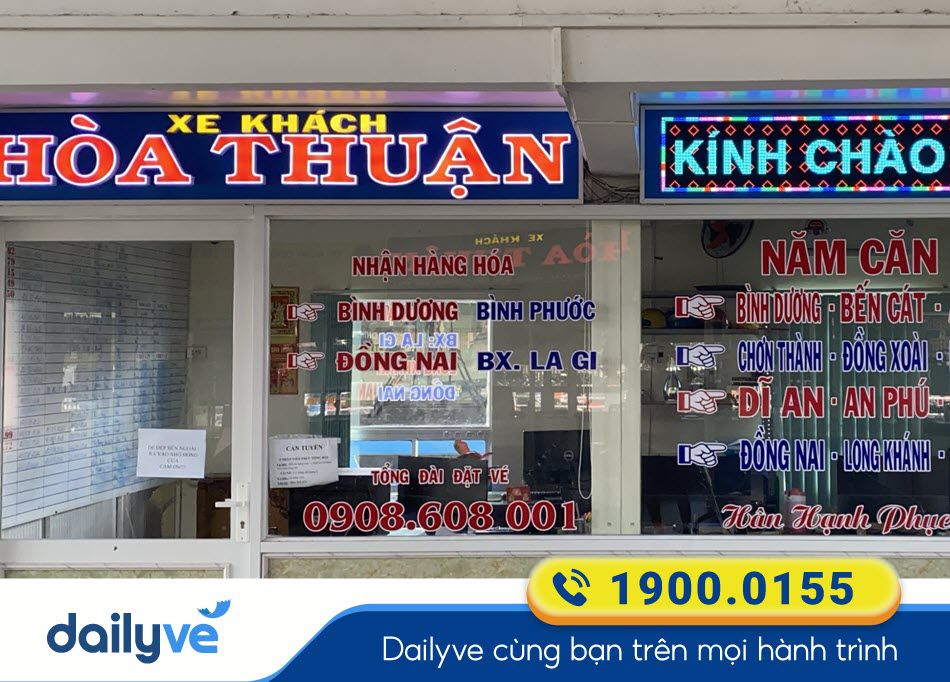 Quầy vé của nhà xe Hòa Thuận tại bến xe Bình Dương