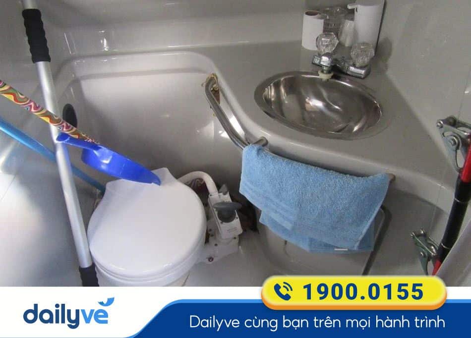 Nhà vệ sinh được thiết kế hợp lý trên dòng xe giường nằm